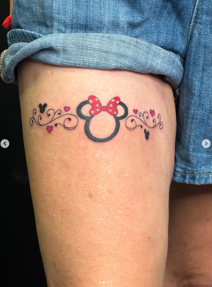 A little bit of Minnie Mouse magic for Disney-mad Sam, ready for her trip to Walt Disney World! ????  This Minnie-inspired piece was done by Steve and is the perfect addition before heading off to the most magical place on earth.